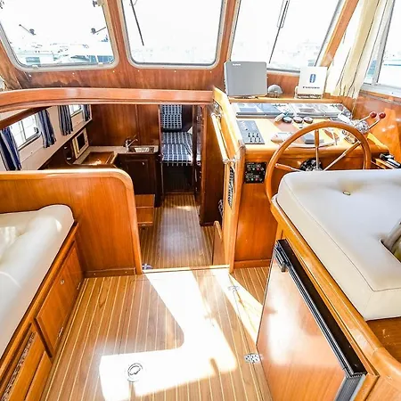 Ботель Barco Menorquina *